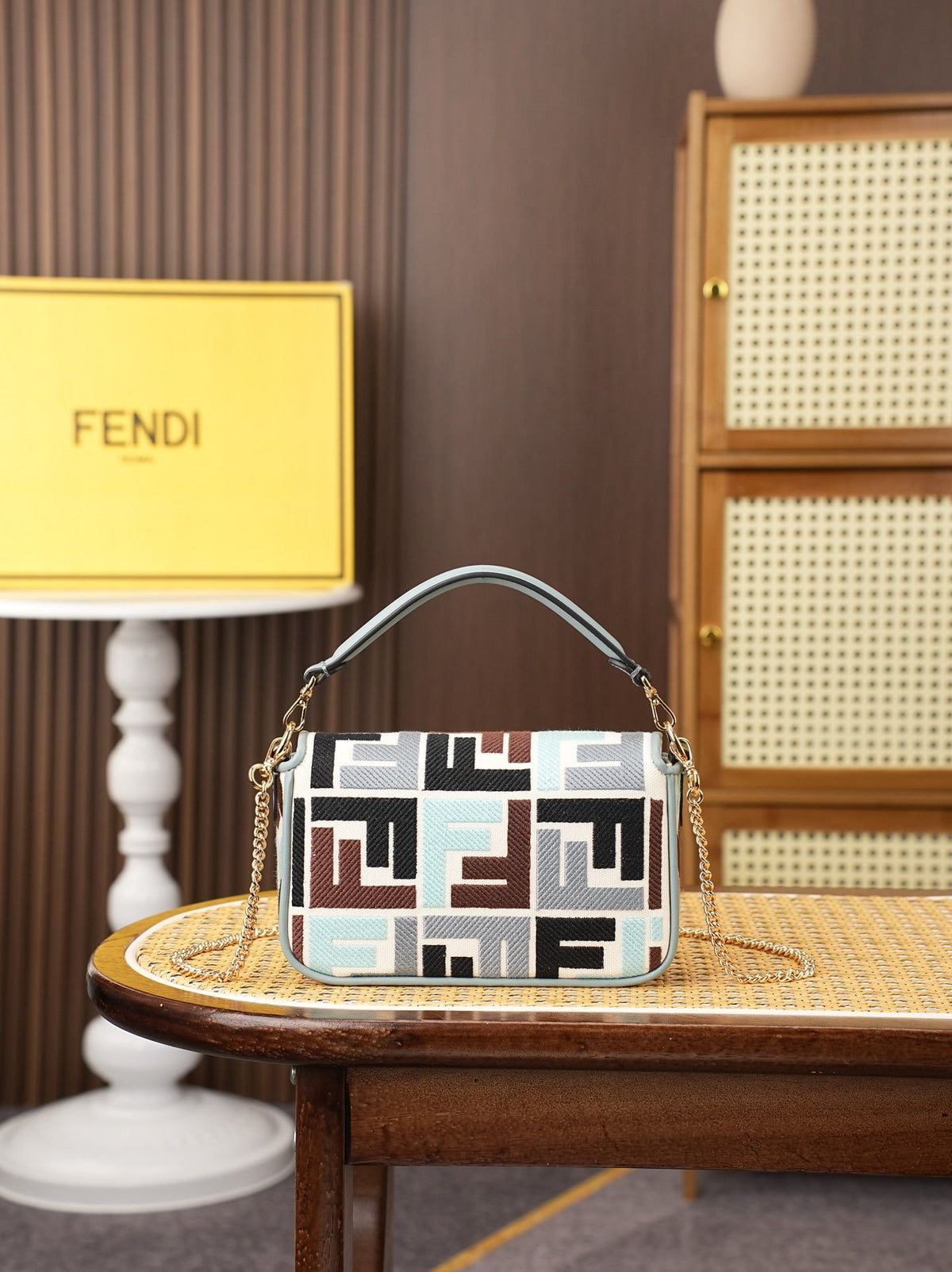 Model 6004, small size 20cm, FENDI's popular classic Baguette, crafted from high-quality canvas with advanced techniques. The entire bag features double FF three-dimensional embroidery, boasting an unparalleled texture. It comes with a detachable shoulder