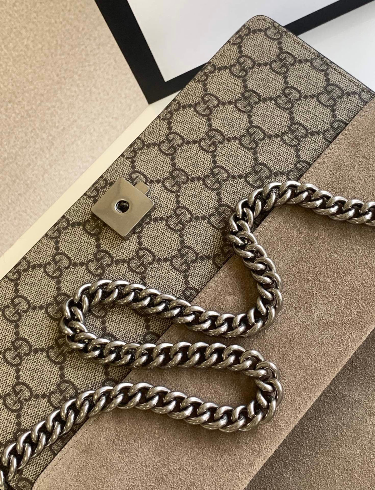 The highest version, original factory leather, top-grade original single product, comes with a full set of packaging. The bag, Diosus, is a medium-sized Pvc bag with khaki frosted leather. It remains a great favorite, and the entire bag looks more texture