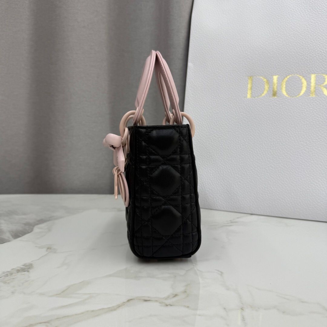 Three compartments in black and pink are in stock. Classic Lady's latest bow-tie Princess Diana bag. A must-have three compartment bag for everyone. Charming, elegant and full of aura. It is also full of femininity when carried cross-body. Classic fashion