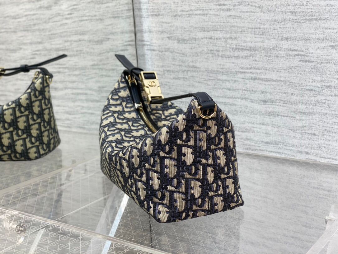 Medium size in stock, 2022 latest lunch box bag, I have to recommend it, a hot model for brick cabinets, same diamond pattern, classic old flower embroidery, iconic letters, very light for personal use, and has a good capacity. It can not only be cute