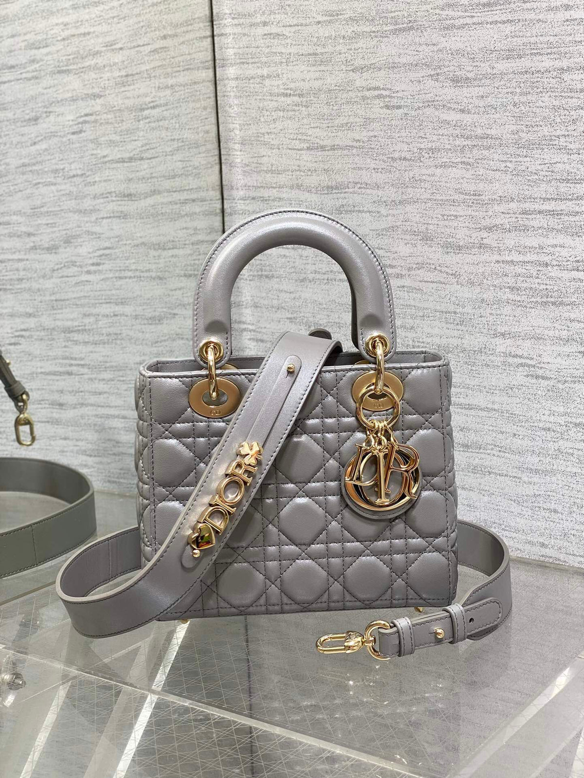 Pearlescent gray in stock Lady Diana's four-frame series, the latest color for spring and summer, fresh style, and the latest letter shoulder straps are extra points. 6 letters are delivered. Babies can choose the buttons they like as they like. No need