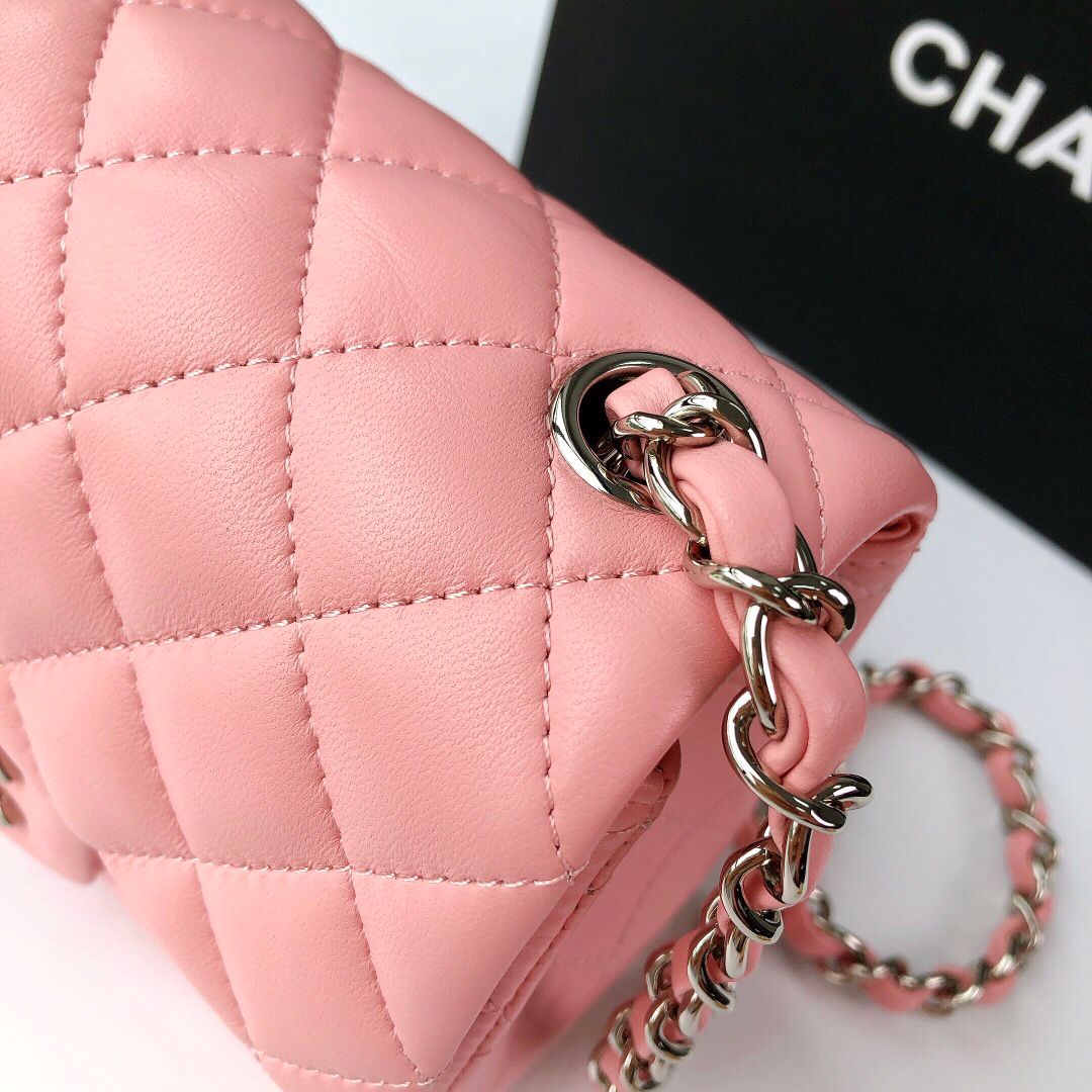 Fang Fatzi Mini 17cm CF has a very feminine elegance and inherits classics. It is listed as the historical sales champion and is an indispensable piece in every pink fan’s wardrobe. 17cm650 Sheepskin