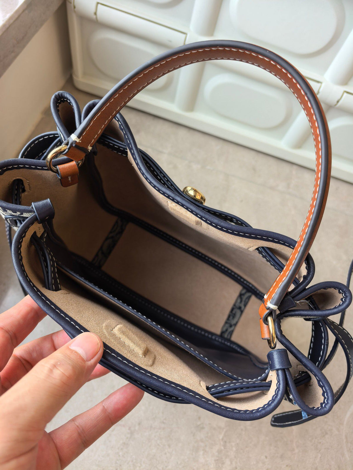 Number 923 Blue Flower Toryburch Brand New Drawstring Shopping Tote ROMY Handheld Crossbody Bucket Bag with Delicate and Thick Head Layer Leather Material and Soft Waist Contour. It is the ultimate daily handbag with light weight and spacious interior