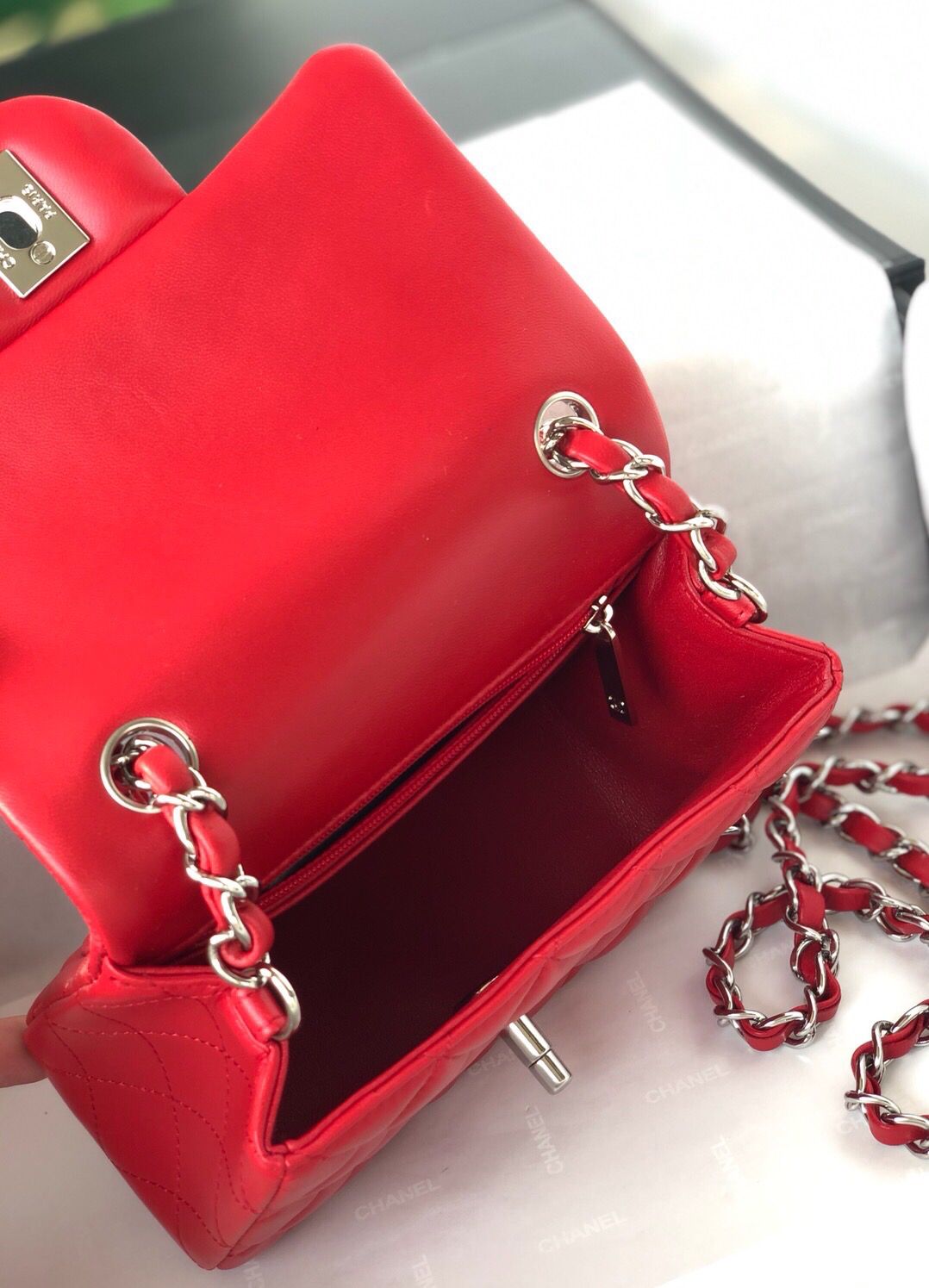 Fang Fatzi Mini 17cm CF has a very feminine elegance and inherits classics. It is listed as the historical sales champion and is an indispensable piece in every pink fan’s wardrobe. 17cm650 Sheepskin