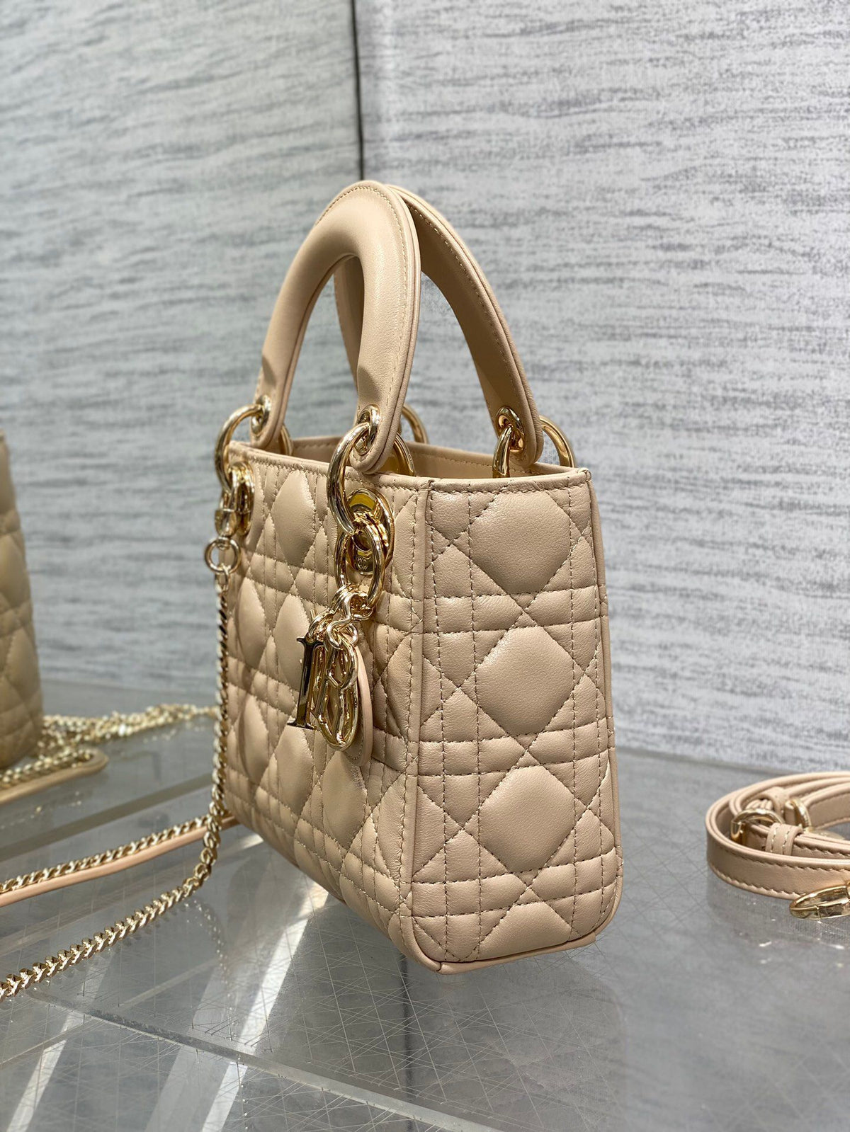 Ready in stock Classic Lady Bag, a must-have three-compartment bag for everyone. Charming, elegant and full of aura. It is also full of femininity when carried cross-body. Classic fashion style. This beautiful bag is available on Instagram and many fashio