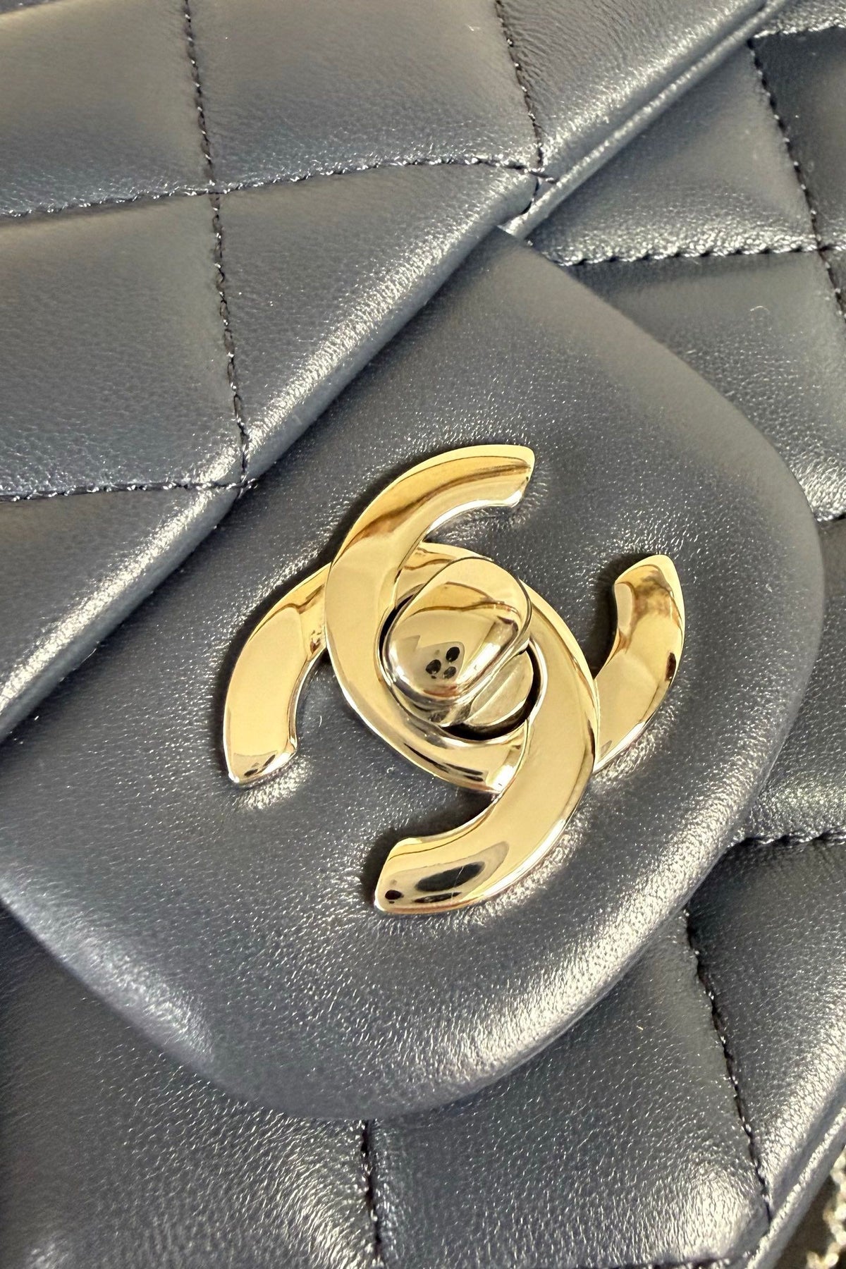 Upgraded version (full leather inside and outside) CF 20cm lambskin. Exclusive product in the market. Please see the pictures for leather details and workmanship. It is perfect. Welcome to compare. 116 dark blue silver buckle.