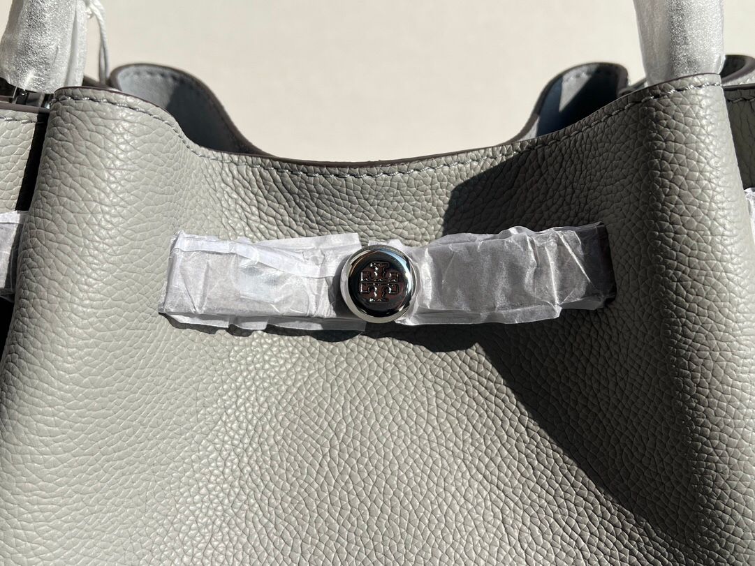 TB new ROMY bucket bag vegetable basket bag latest series carefully selected soft grain leather profile, clever top closure, rich texture. This bucket bag is suitable for daily travel, lightweight and flexible. The bag has spacious and thoughtful interior