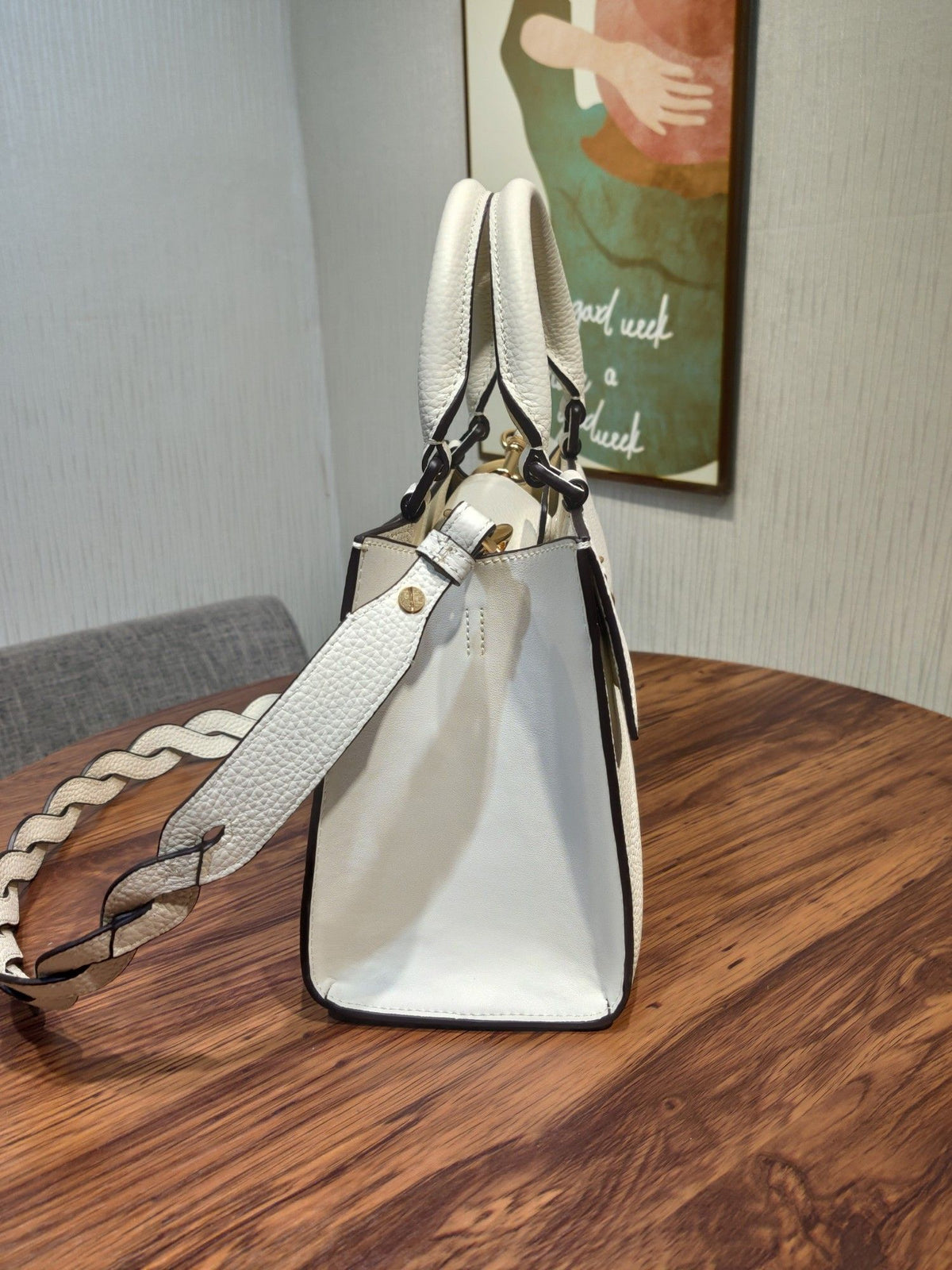 TORY BURCH's classic Miller handbag features lychee patterned cowhide and adjustable length woven leather diagonal straps, showcasing a variety of fashionable styles. The flip cover is equipped with magnetic snap fasteners
