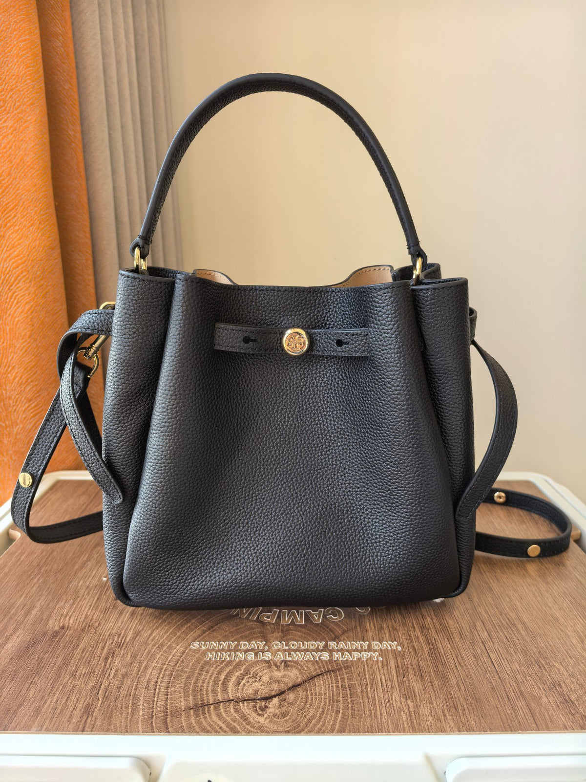 Toryburch's brand new drawstring shopping tote bag with serial number 923 ROMY is a portable crossbody bucket bag made of delicate and thick cowhide material with a soft waist contour. It is the ultimate daily handbag with light weight and spacious interi