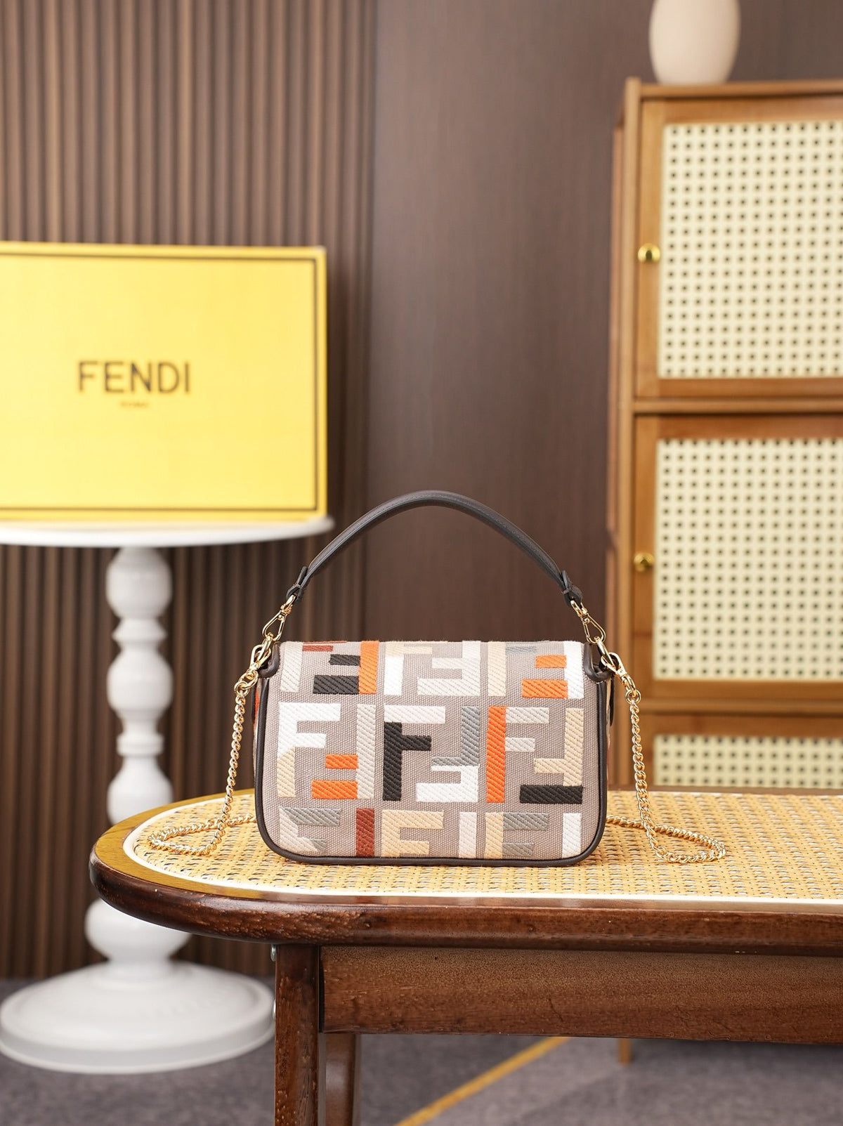 Model 6004, small size 20cm, FENDI's popular classic Baguette, crafted from high-quality canvas with advanced techniques. The entire bag features double FF three-dimensional embroidery, boasting an unparalleled texture. It comes with a detachable shoulder