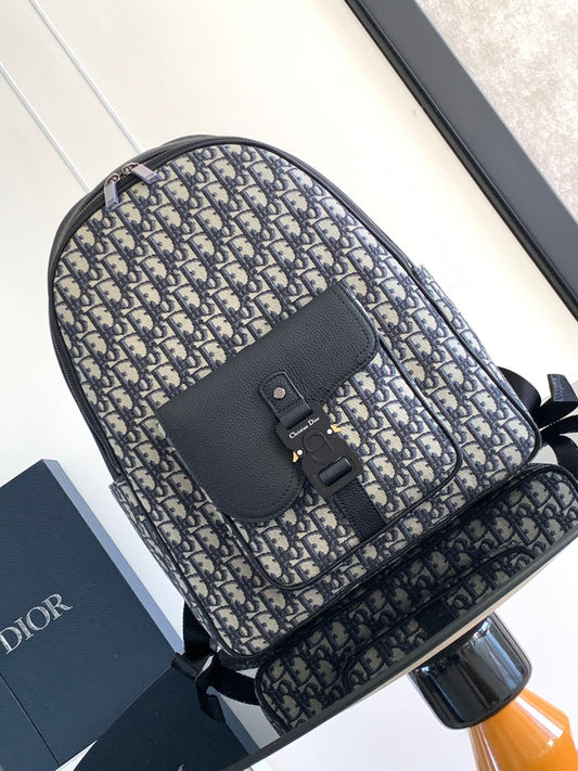This saddle zippered shoulder bag is new for the 2024 winter series. It adopts a fashionable original design to highlight the saddle style. It is carefully made of beige and black Oblique printed fabrics and decorated with black grained calfskin leather