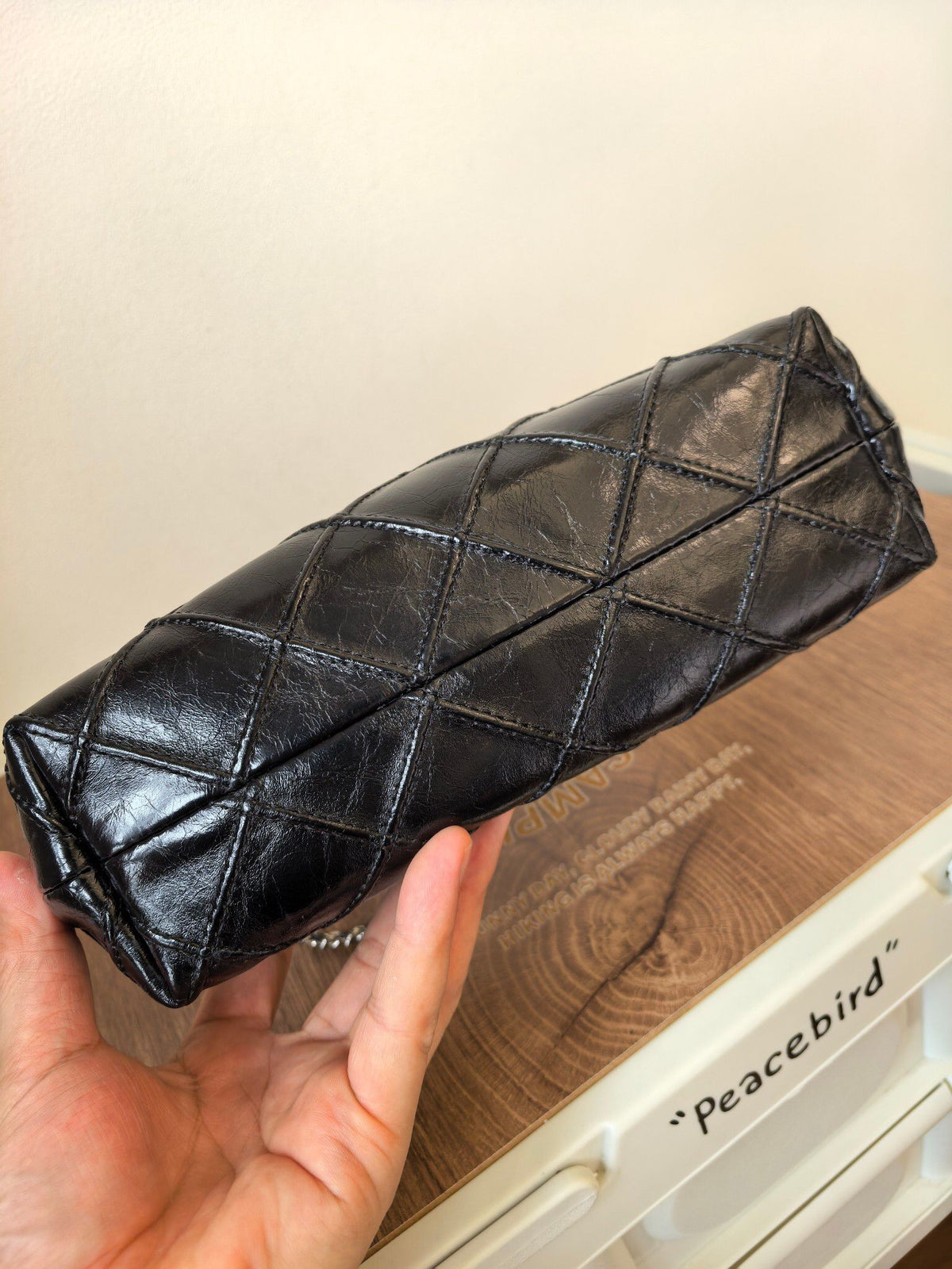 Number 754TB Oil Wax Leather Lunch Box Bag New Product Too Beautiful and Shiny Oil Wax Leather Comes with Retro Vintage Gloss, Black Silver Giant Display, Noble and Random Wrinkle Texture, The Back Has More Texture, Classic Large Diamond Grid Quilted