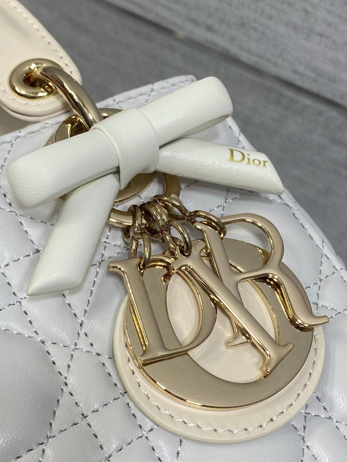 Lady's latest four-lattice bow Diana bag is carefully made of lambskin. It is a must-have Princess Diana bag for everyone. It is charming, elegant and full of aura. It is also full of femininity when carried cross-body. It has a classic fashion style