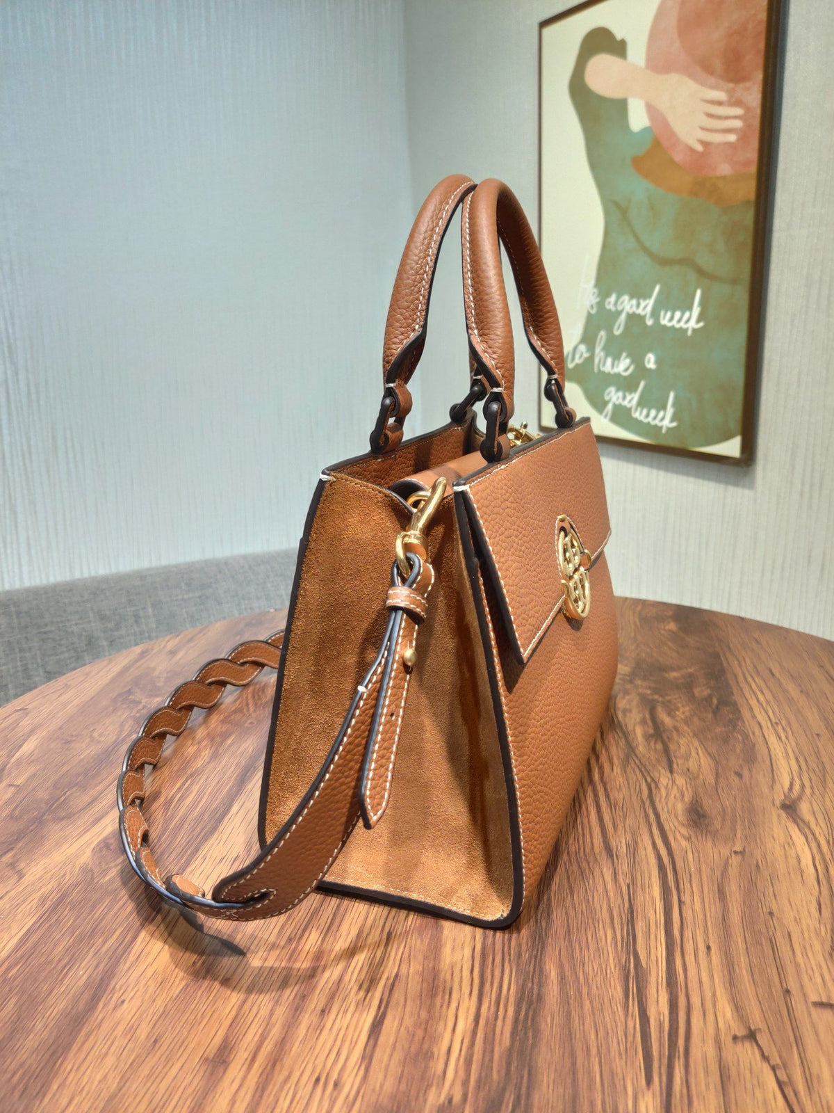TORY BURCH's classic Miller handbag features lychee patterned cowhide and adjustable length woven leather diagonal straps, showcasing a variety of fashionable styles. The flip cover is equipped with magnetic snap fasteners
