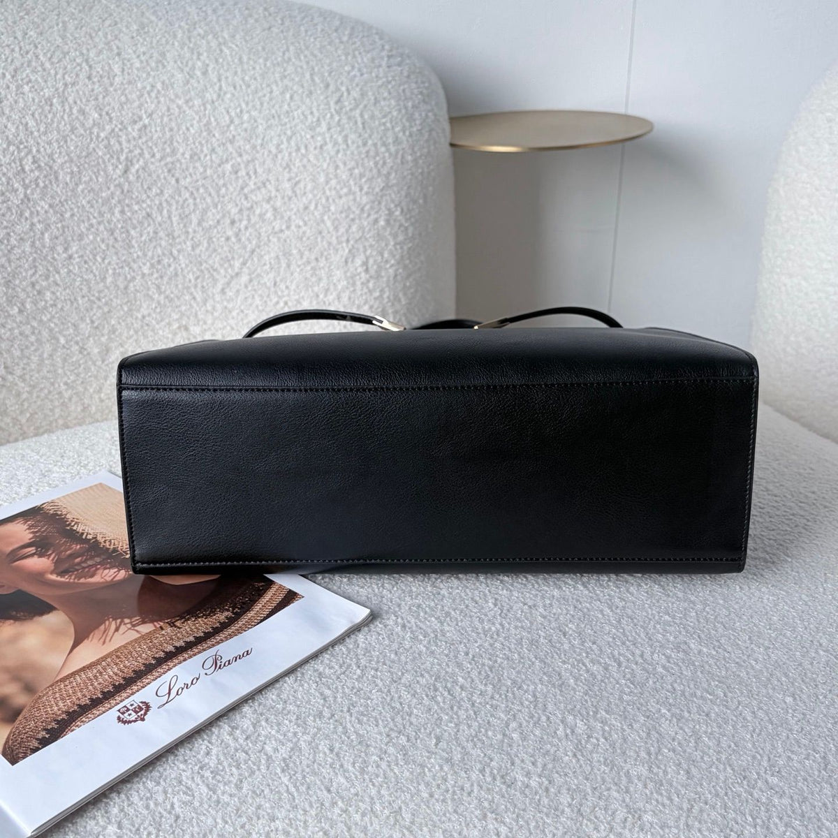Tory Burch's new tote double bag is in place, showcasing the elegant competition between black and rice. Classic black exudes a calm and sophisticated sophistication