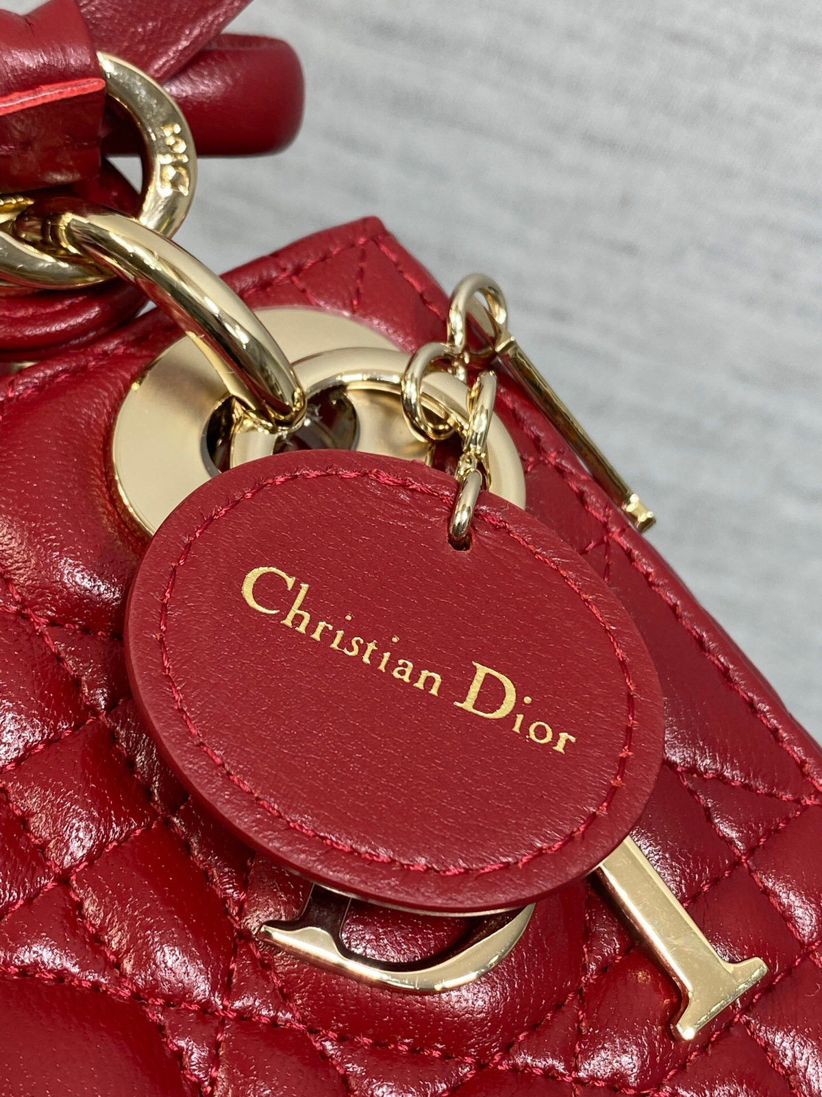 Cherry red in stock Classic Lady's latest bow-tie Princess Diana bag. A must-have three-compartment bag for everyone. Charming, elegant and full of aura. It is also full of femininity when carried cross-body. Classic fashion style. This beautiful bag is