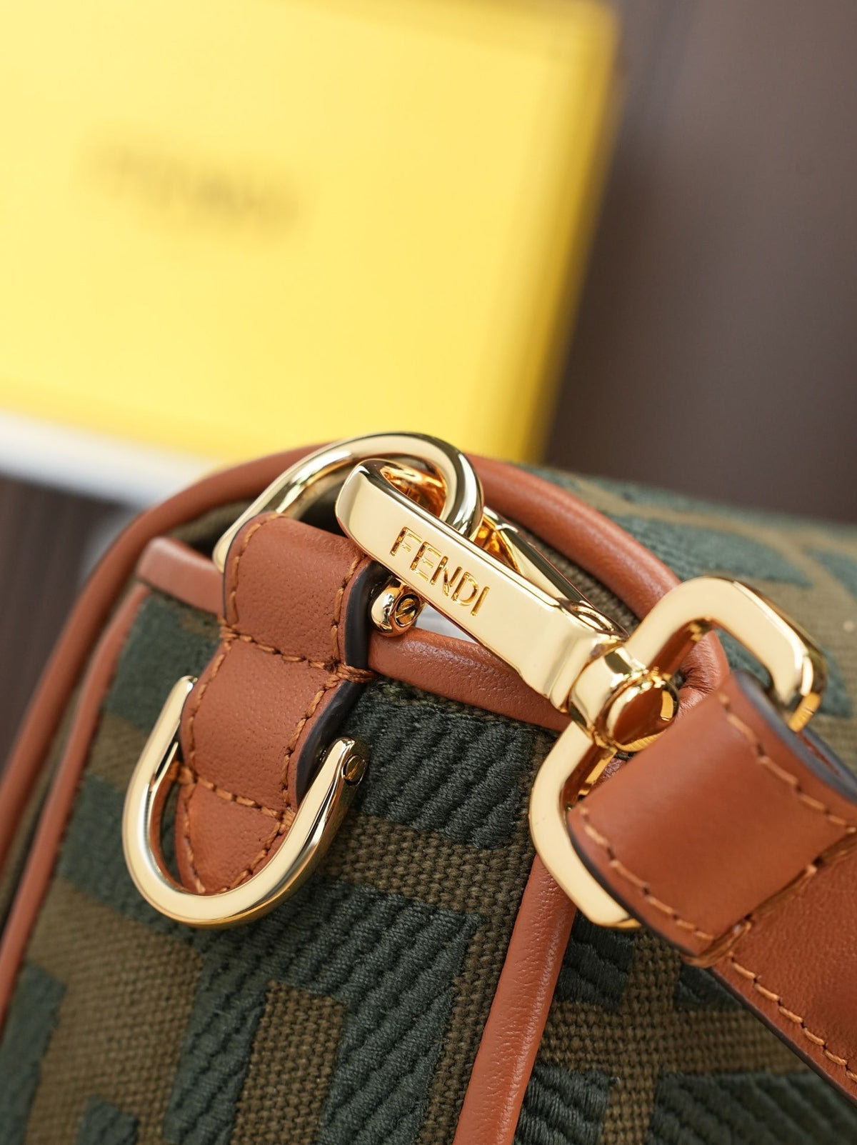 Model 18004, size 266.5 x 13.5 cm, top-grade original FENDI, popular classic Baguette. The raw material is made of high-quality canvas craftsmanship. The entire bag features double FF three-dimensional embroidery, with an unparalleled texture. It comes