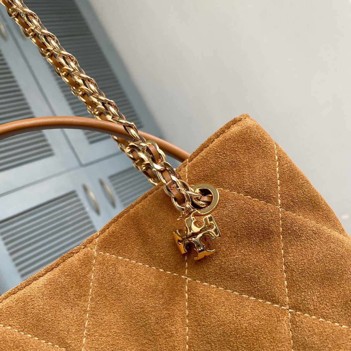 The TB new Fleming series is refreshed with a lightweight and slender quilted diamond grid pattern. This small handbag is crafted from soft leather and features a magnetic snap button with two pockets for easy storage. It can easily accommodate a tablet