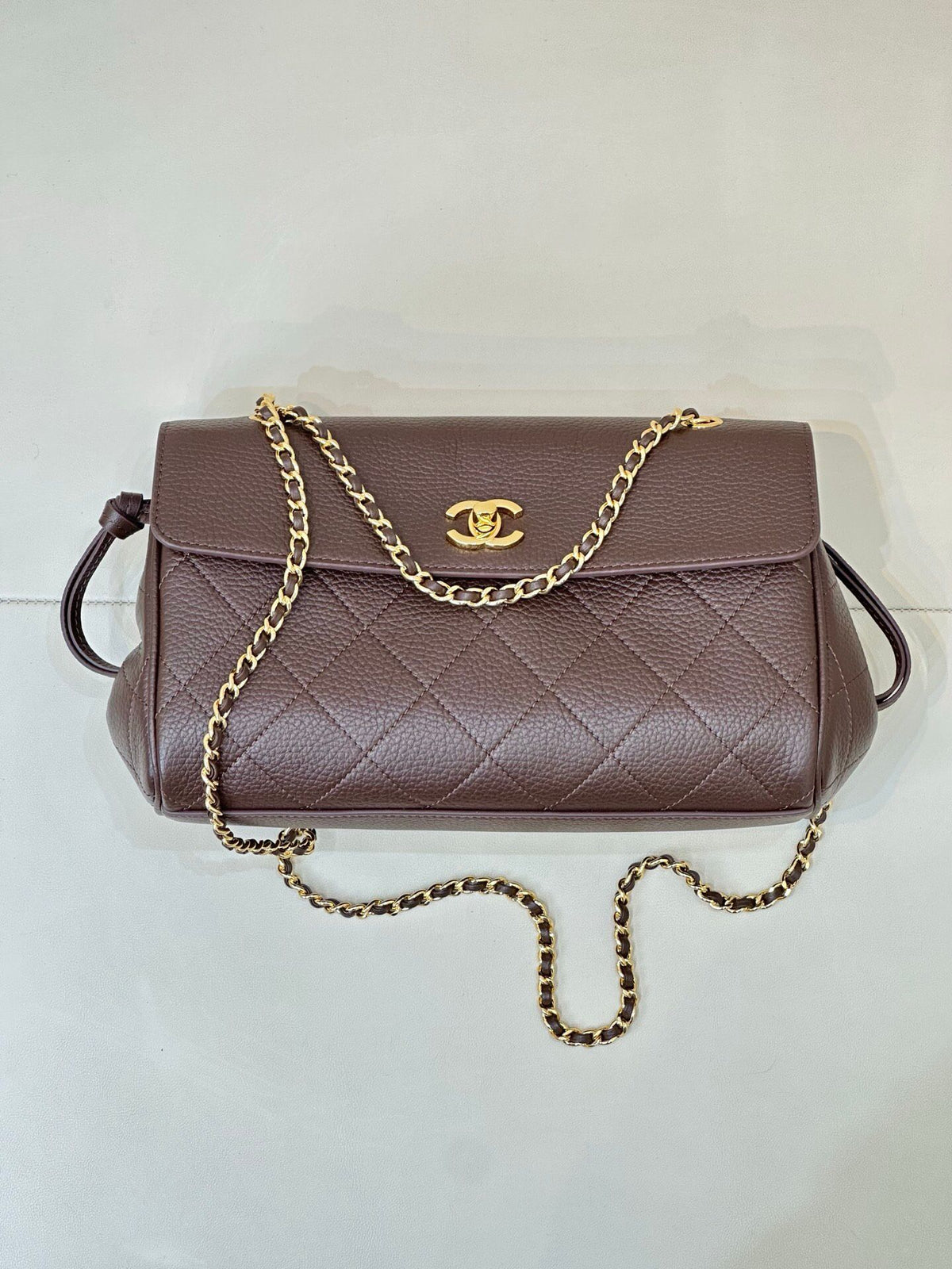 Coffee color. Dark coffee color has a sense of low-key luxury. When paired with neutral colors, it can instantly enhance the overall texture. It is especially suitable for workplace or dating situations. Pair it with metal accessories to look more sophist