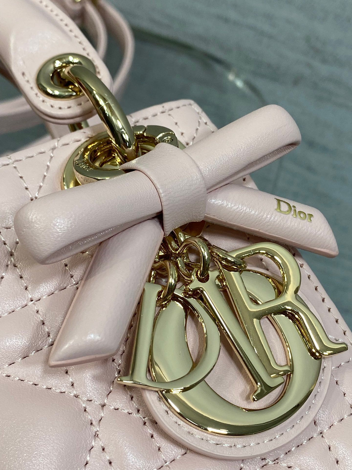 Soft Pink Spot Classic Lady Three Grid Bow Princess Bag is a must-have three grid small bag for everyone. It is charming, elegant, and full of aura, and can be carried diagonally. It is also full of feminine charm, classic fashion style, ins, and many