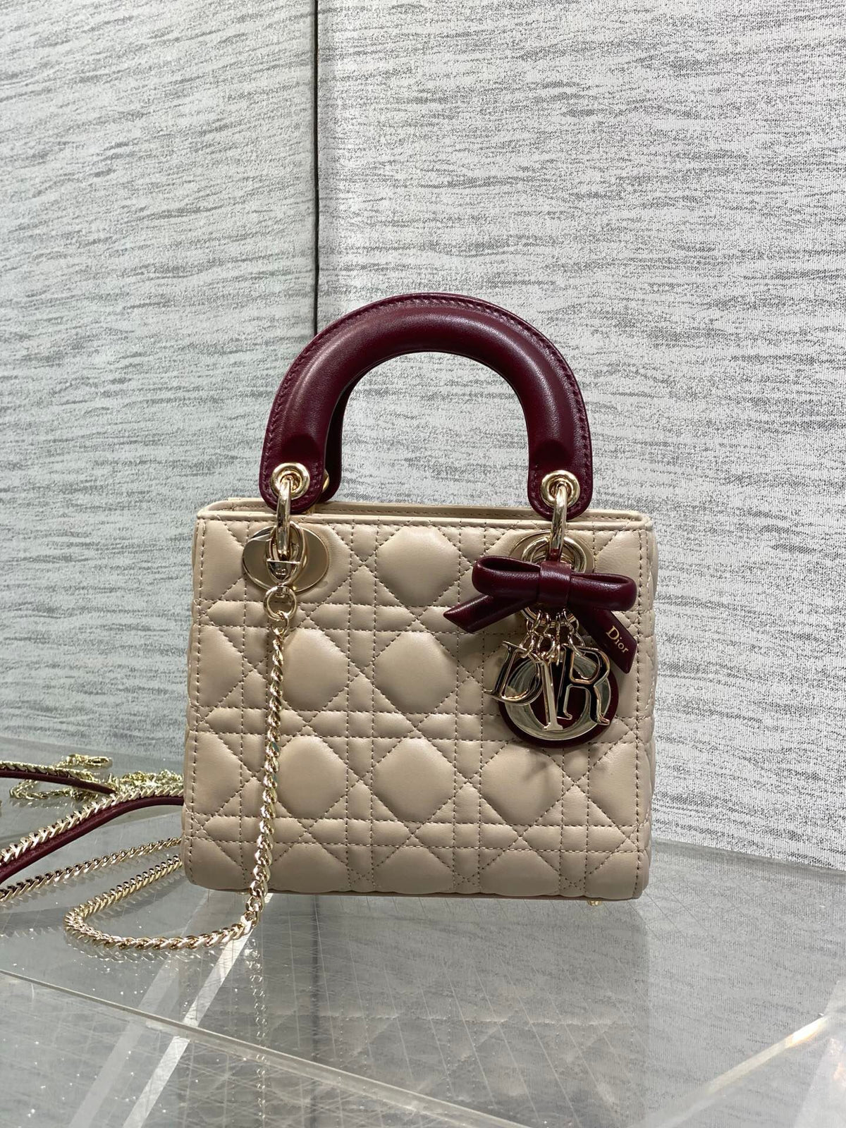 Classic Lady's latest bow-tie Princess Diana bag. A must-have three-compartment bag for everyone. Charming, elegant and full of aura. It is also full of femininity when carried cross-body. Classic fashion style. This beautiful bag is available on Instagra
