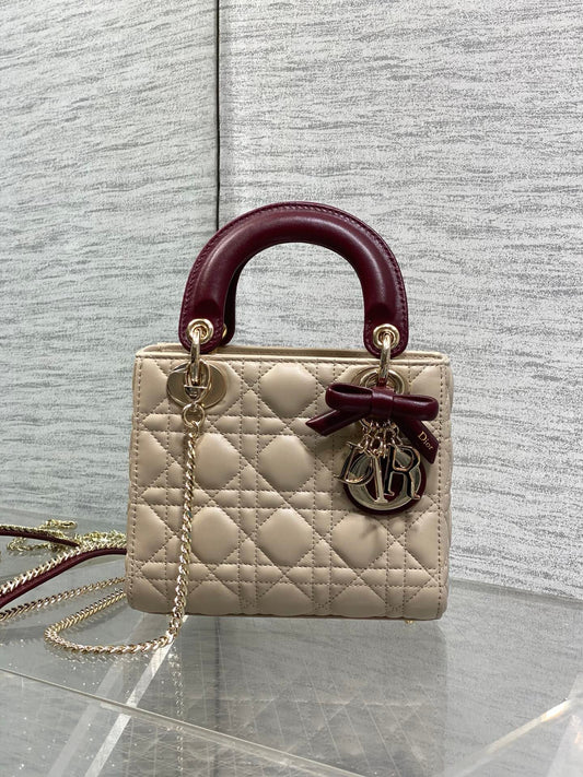 Classic Lady's latest bow-tie Princess Diana bag. A must-have three-compartment bag for everyone. Charming, elegant and full of aura. It is also full of femininity when carried cross-body. Classic fashion style. This beautiful bag is available on Instagra