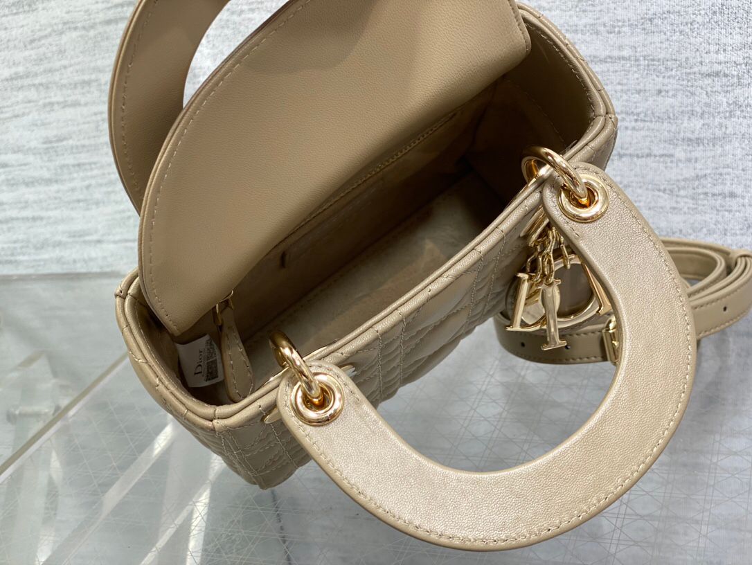 The three-compartment milk tea color Classic Lady bag is in stock. This three-compartment bag is a must-have for everyone. It is charming, elegant and full of aura. It is also full of femininity when carried cross-body. Classic fashion style. This beautif