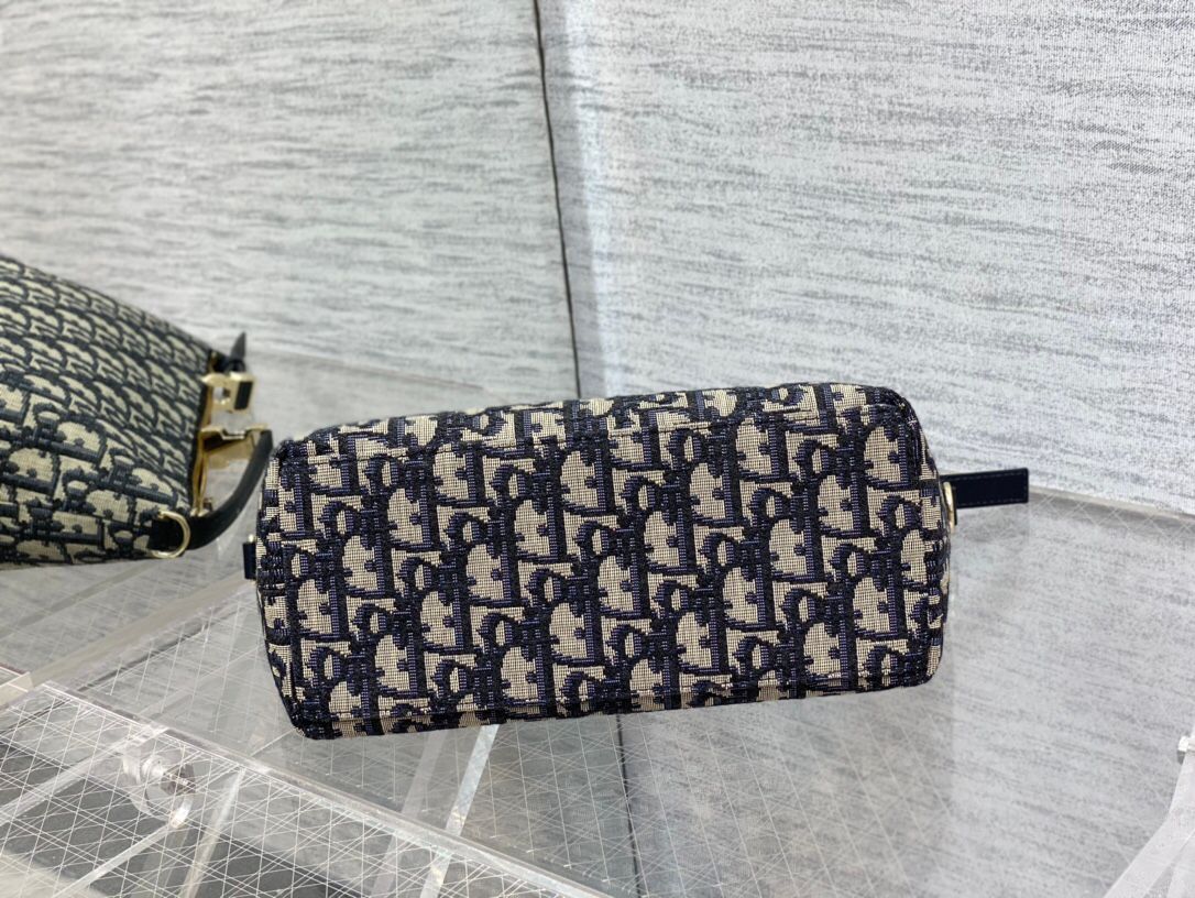 Medium size in stock, 2022 latest lunch box bag, I have to recommend it, a hot model for brick cabinets, same diamond pattern, classic old flower embroidery, iconic letters, very light for personal use, and has a good capacity. It can not only be cute