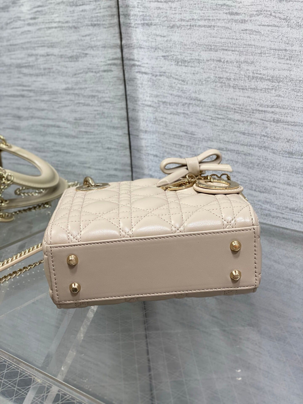 In stock, Classic Lady's latest bow-tie Princess Diana bag. A must-have three-compartment bag for everyone. Charming, elegant and full of aura. It is also full of femininity when carried cross-body. Classic fashion style. This beautiful bag is available