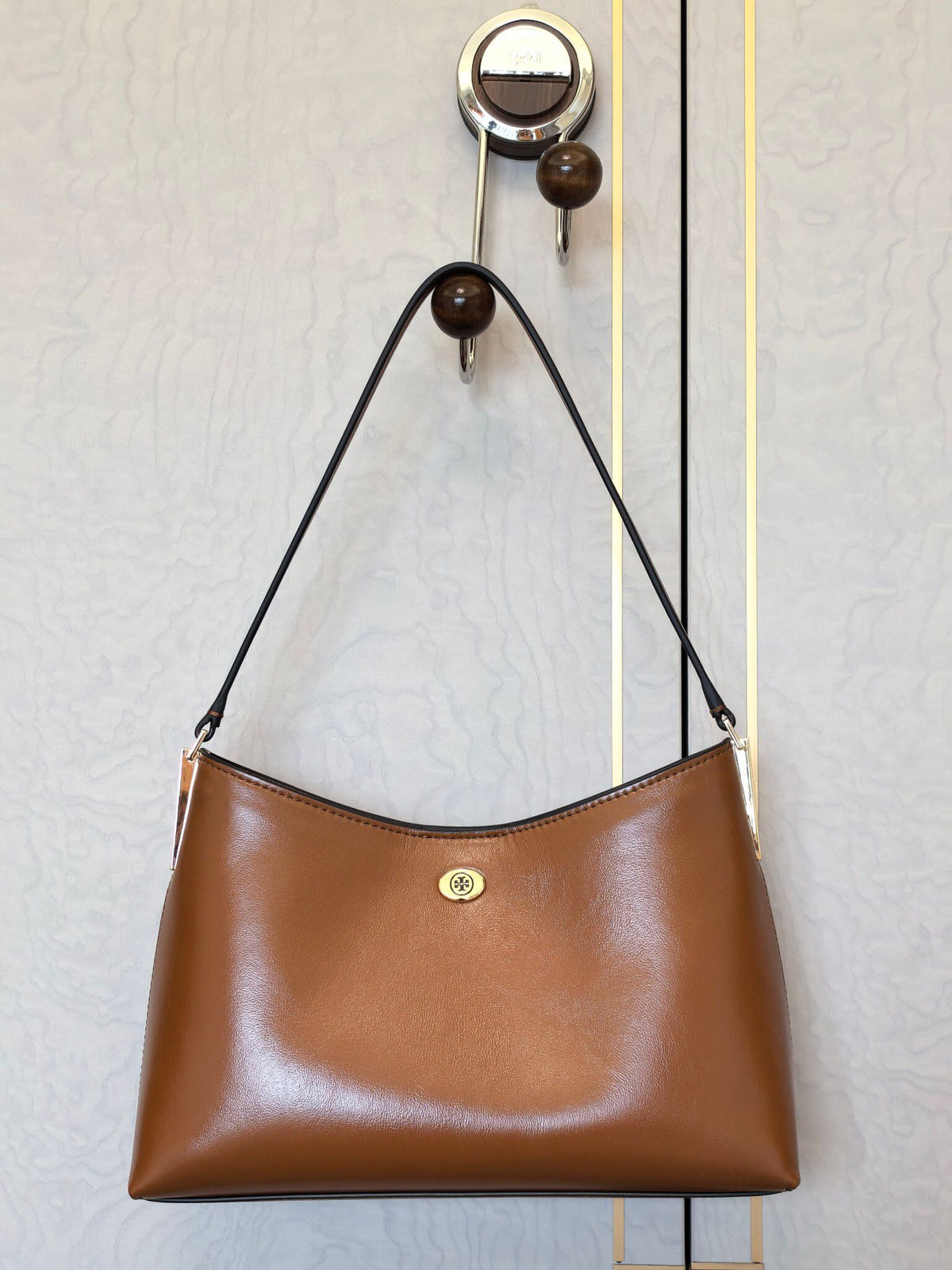Number: TORY BURCH SMART ROBINSON SHOULDER BAG. The new model is made of oil and wax cowhide, with a smooth and textured surface for daily maintenance. It is super convenient and simple in style. The metal logo is low-key and has a sense of detail. The