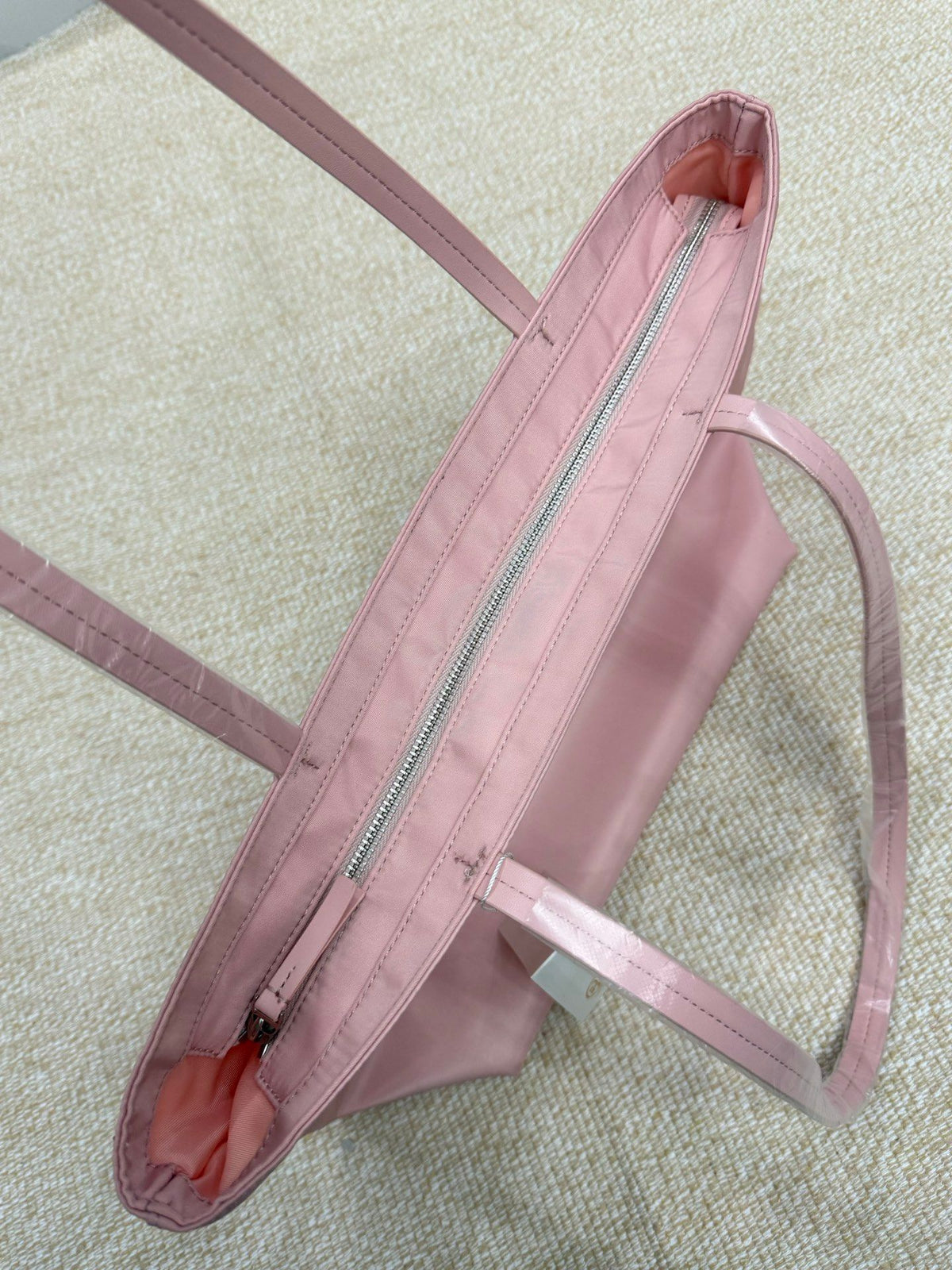 A gentle and pink bag shape in spring, paired with a lightweight nylon tote bag and a large capacity suitable for commuting. The underarm bag is the preferred choice for casual outings, with a soft texture and gentle color tone that adds a touch of freshn