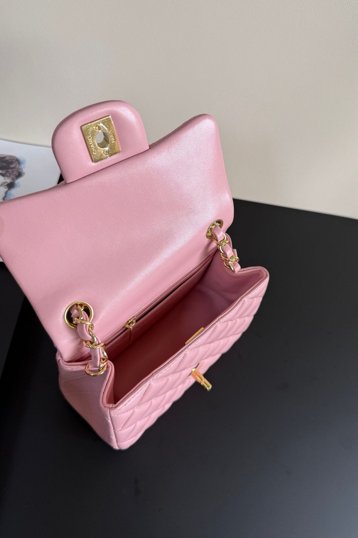 Pink gold buckle Classic Flap classic Cf square fat return is exquisite and durable. It is a timeless style that can be matched with anything.