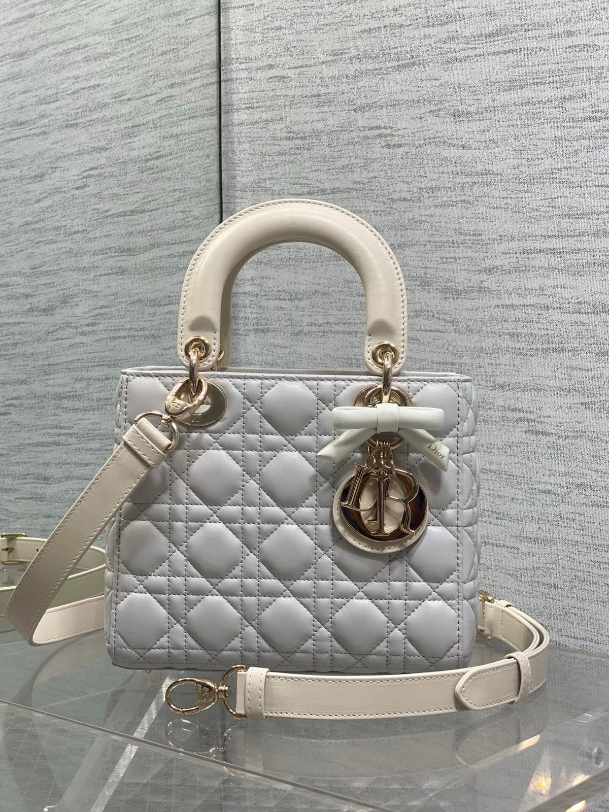 Lady's latest four-lattice bow Diana bag is carefully made of lambskin. It is a must-have Princess Diana bag for everyone. It is charming, elegant and full of aura. It is also full of femininity when carried cross-body. It has a classic fashion style