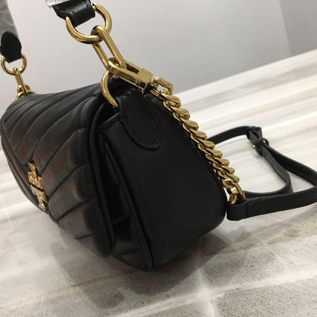 TB Toribochi's new Kira armpit bag, new Kira shoulder bag, lightweight and suitable for being clipped under the armpit. Selected herringbone pattern quilted lambskin is made with tea gold metal accessories, iconic sloping double T logo and detachable