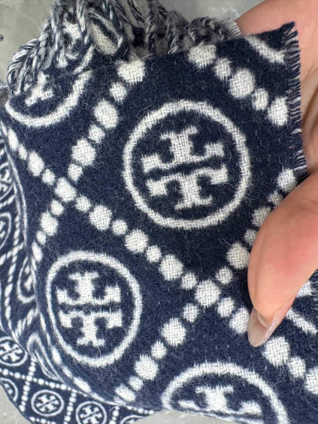 TORY BURCH.TB new double-sided scarf/navy blue