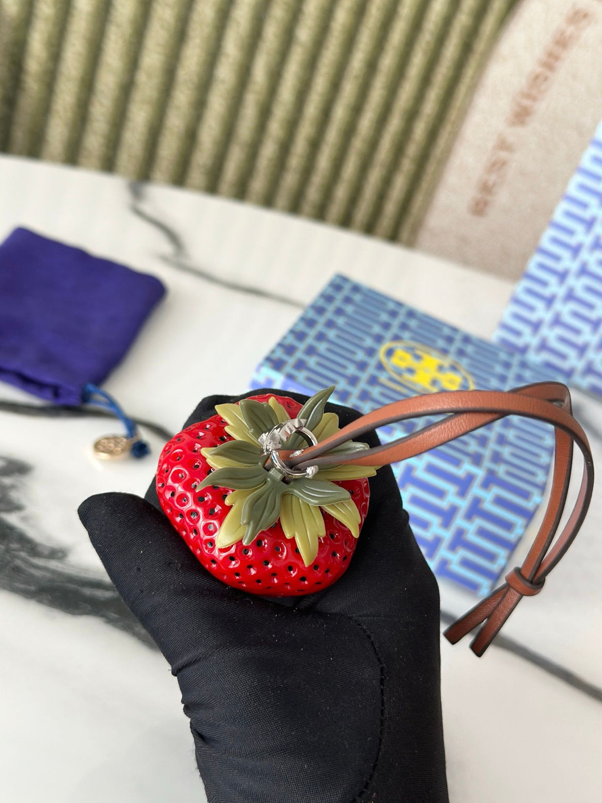Tory Burch strawberry bag hanging in two colors. Since I found this strawberry on Xiaohongshu, I think it looks so good and cute. I love carrying a basket to match it and try it out. It can also be paired with other bags. Both red and pink colors look