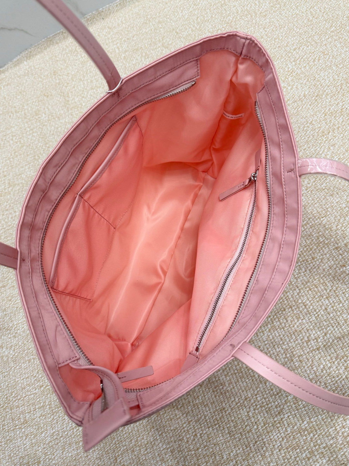 A gentle and pink bag shape in spring, paired with a lightweight nylon tote bag and a large capacity suitable for commuting. The underarm bag is the preferred choice for casual outings, with a soft texture and gentle color tone that adds a touch of freshn