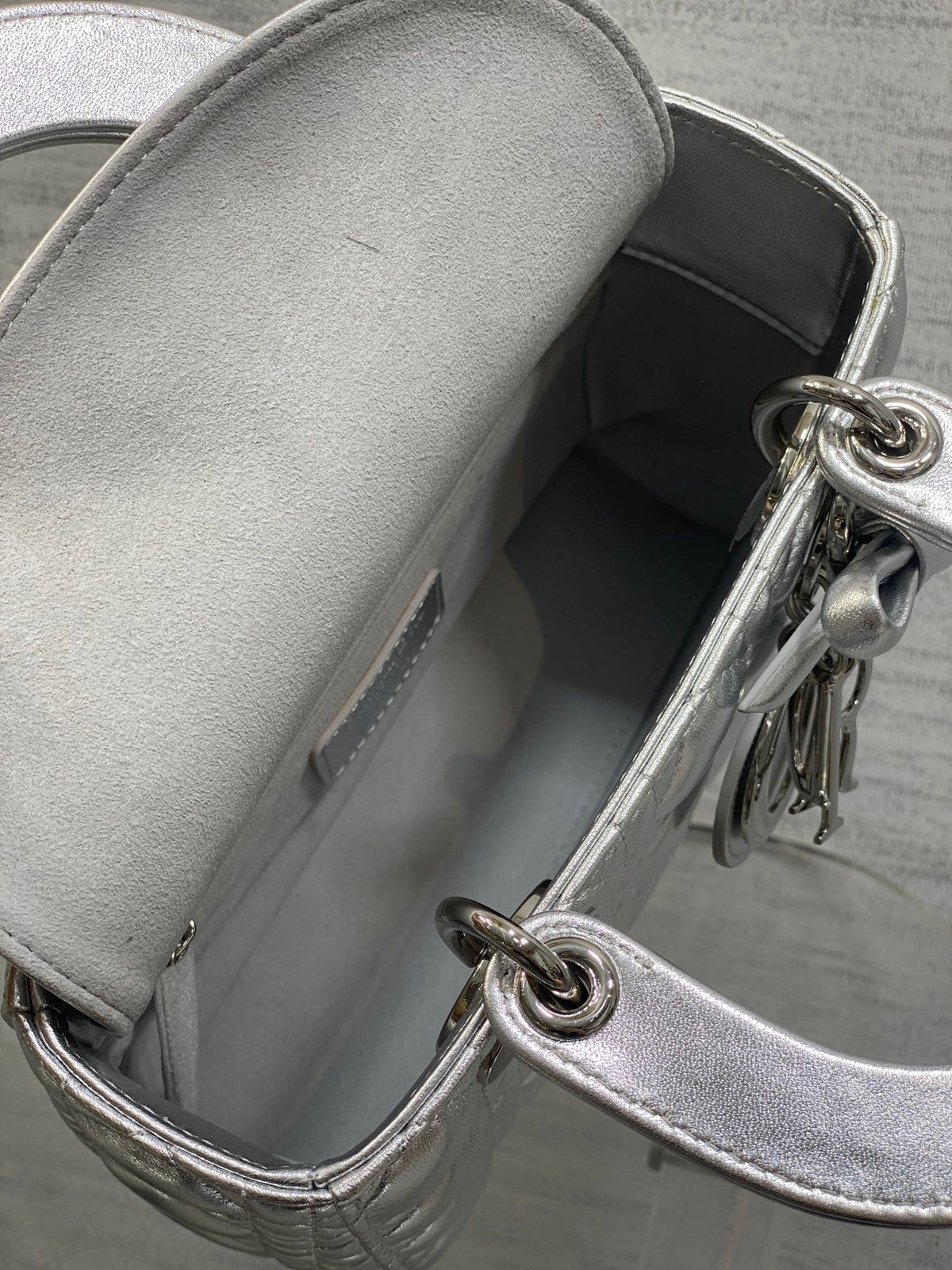 In stock, Lady's latest four-lattice bow Diana bag is carefully made of lambskin. It is a must-have Princess Diana bag for everyone. It is charming, elegant and full of aura. It is also full of femininity when carried cross-body. It has a classic fashion