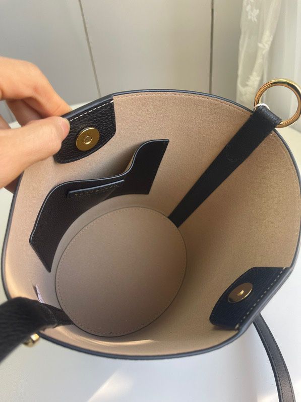 The capacity of the new TORY BURCH MCGRAW bucket bag in the small size is also very suitable for easy carrying. Small items can be buttoned up and have a different design. The drop pattern cowhide small size is suitable for small girls or girls who want