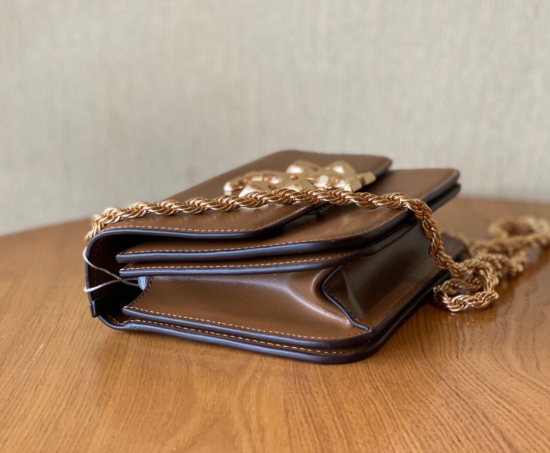 The apricot colored TORY BURCH ELEANOR SAMLL CONVERTIBLE SHOULDET BAG new tofu bag classic box bag is undoubtedly a good-looking and practical style with a stiff body