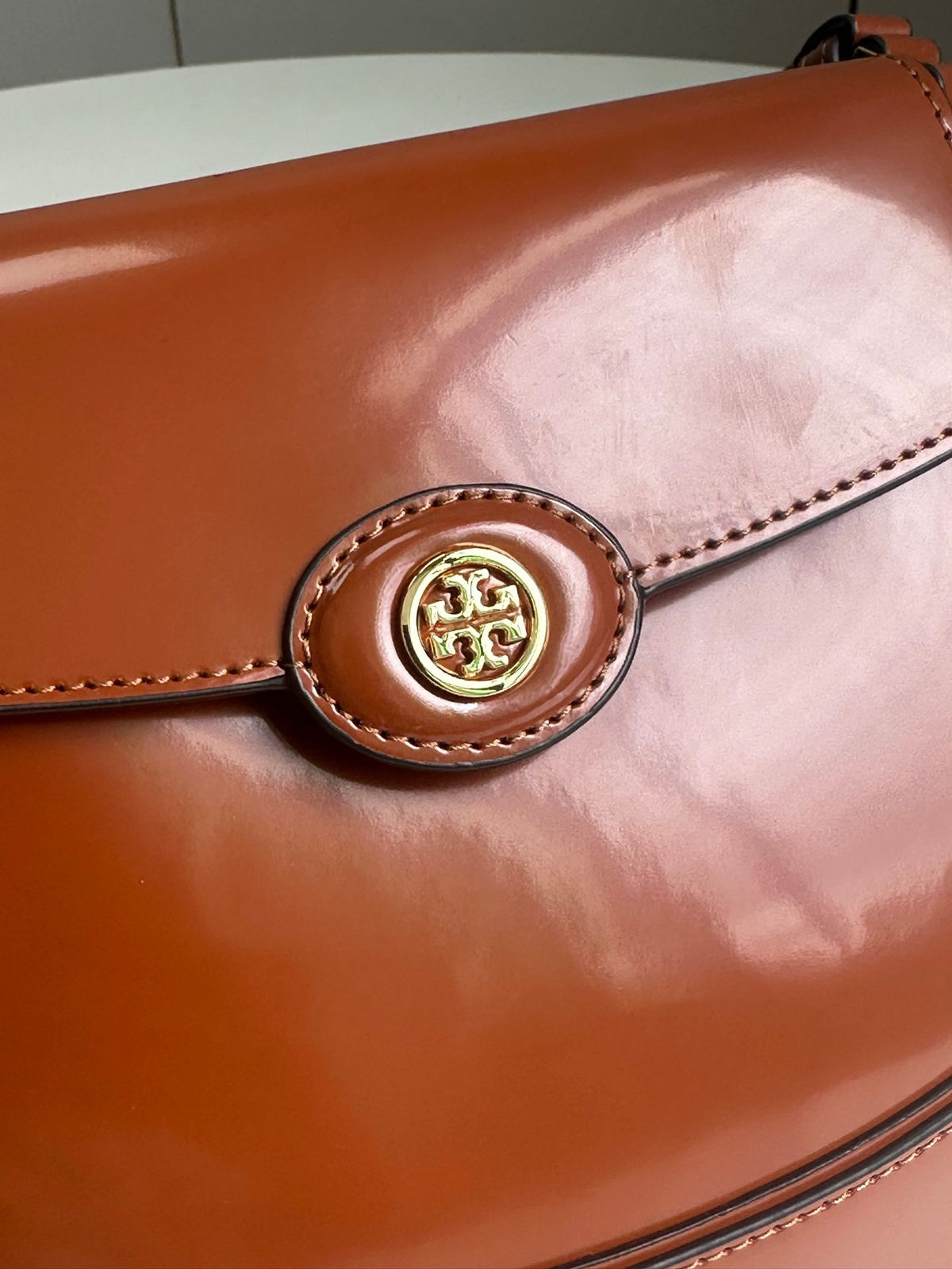 Spring/Summer 163367 Tang Li Bai Qi ROBINSON Small Flip Shoulder Backpack Handbag with Classic and Versatile silhouette, Suitable for daily use, Showcasing Fashion Taste, Adorned with Smooth and Round Edges, Height 18/Length 24/Depth 5cm