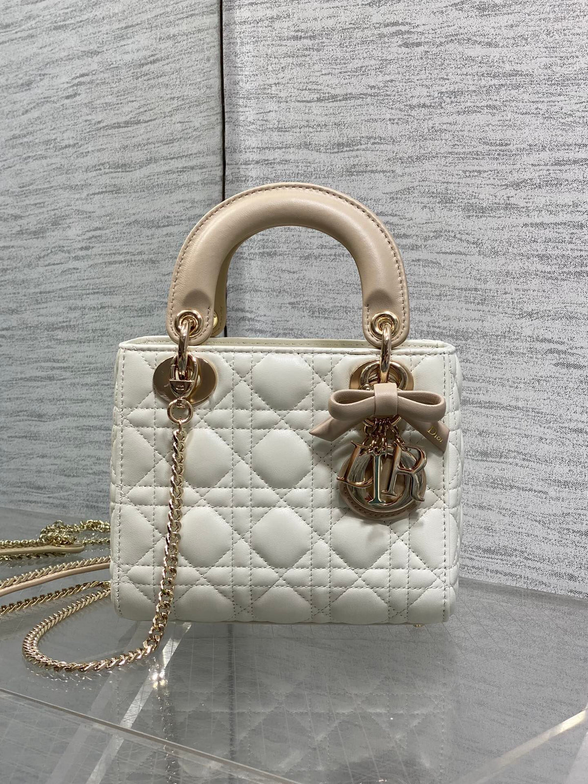 Classic Lady's latest bow-tie Princess Diana bag. A must-have three-compartment bag for everyone. Charming, elegant and full of aura. It is also full of femininity when carried cross-body. Classic fashion style. This beautiful bag is available on Instagra