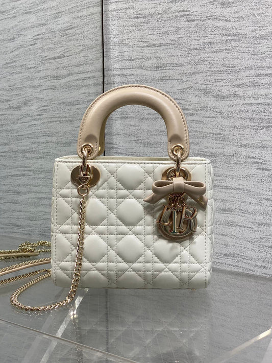 Classic Lady's latest bow-tie Princess Diana bag. A must-have three-compartment bag for everyone. Charming, elegant and full of aura. It is also full of femininity when carried cross-body. Classic fashion style. This beautiful bag is available on Instagra