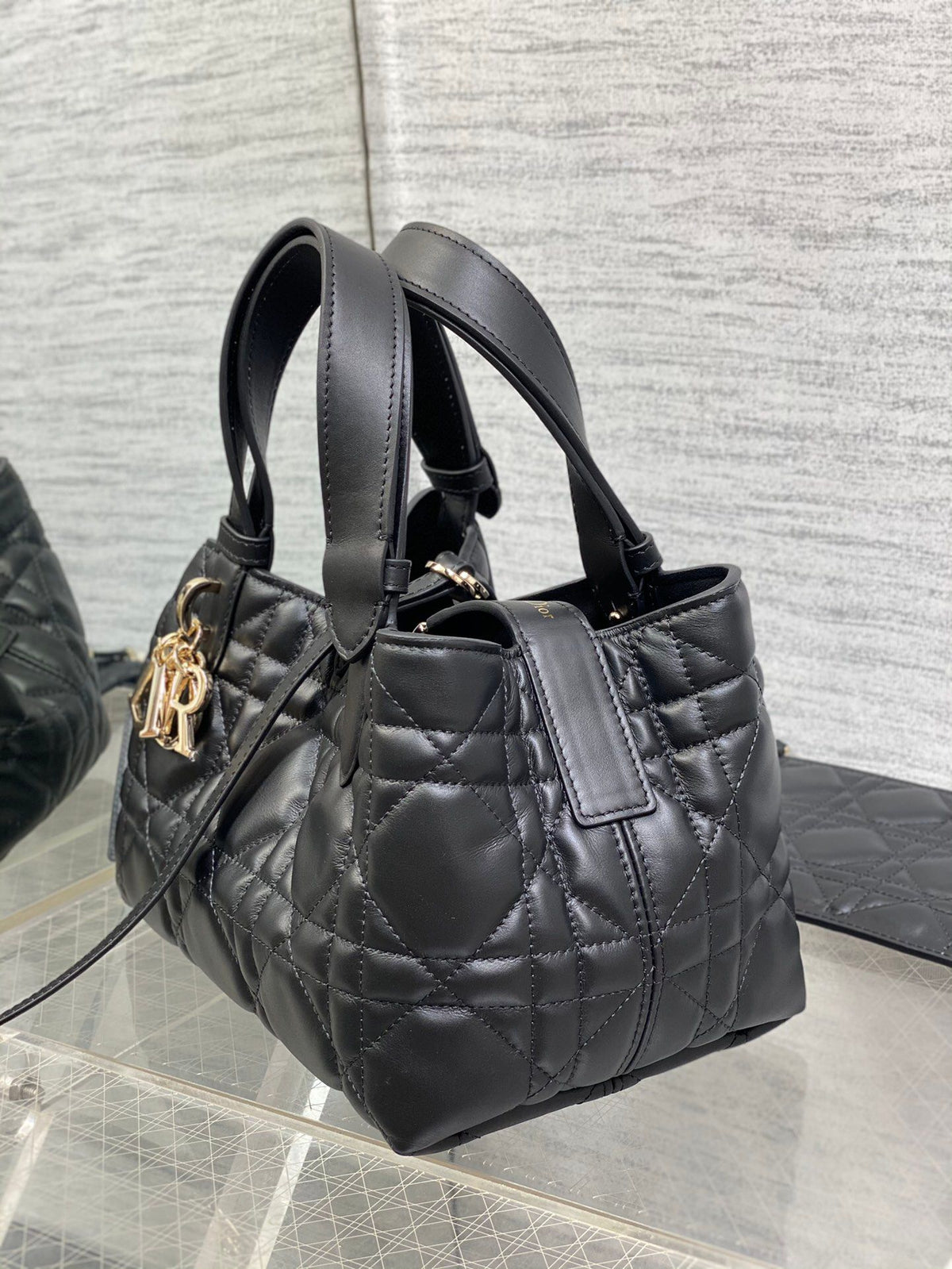 The small black size is in stock. Take Toujours with you when traveling. The oversized rhombus design is matched with classic letter accessories. It is very modern and fashionable. The structure of the bag is very soft. The calfskin material is full of