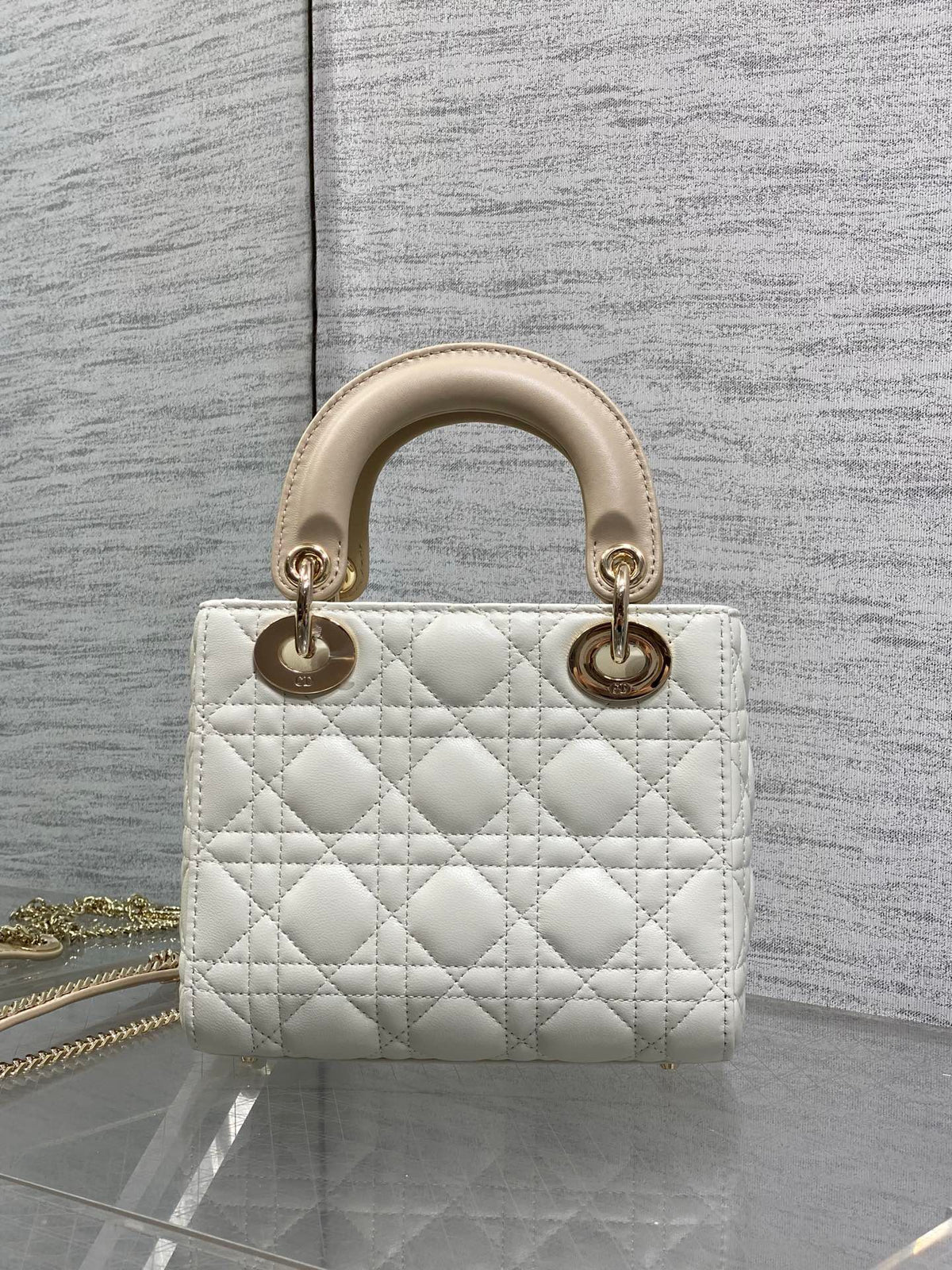 Classic Lady's latest bow-tie Princess Diana bag. A must-have three-compartment bag for everyone. Charming, elegant and full of aura. It is also full of femininity when carried cross-body. Classic fashion style. This beautiful bag is available on Instagra