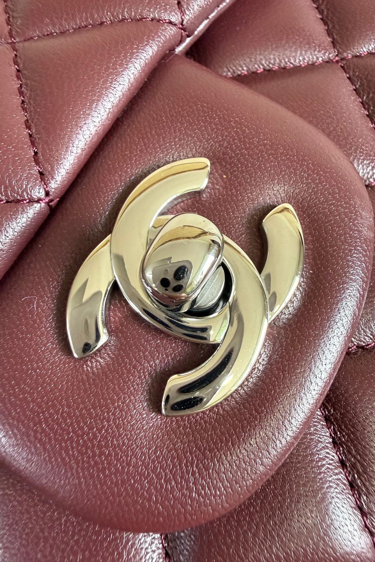 Upgraded version (full leather inside and outside) CF 20cm lambskin. Exclusive good product on the market. Please see the pictures for leather details and workmanship. It is perfect. Welcome to compare. 116 maroon silver buckle.
