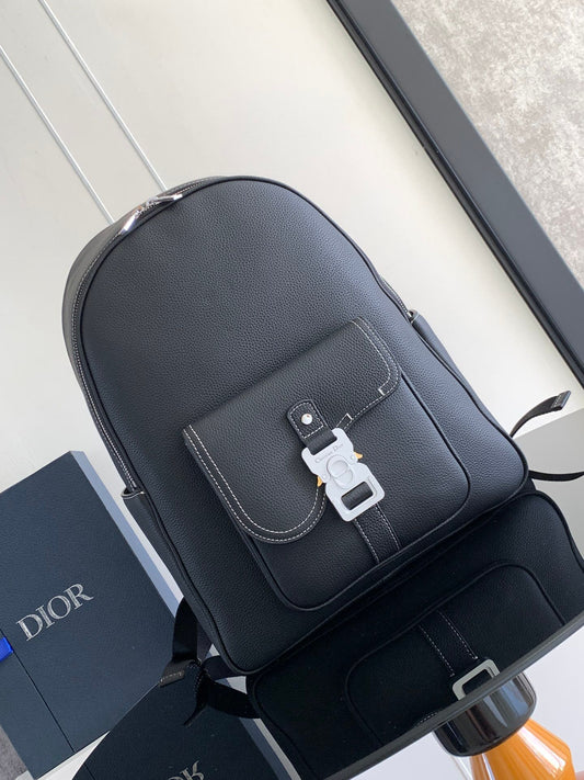 This saddle zippered shoulder bag is a new product in the 2024 winter series. It adopts a fashionable original design to highlight the saddle style. It is carefully made of black grained cow leather and decorated with contrasting topstitching. It is spaci