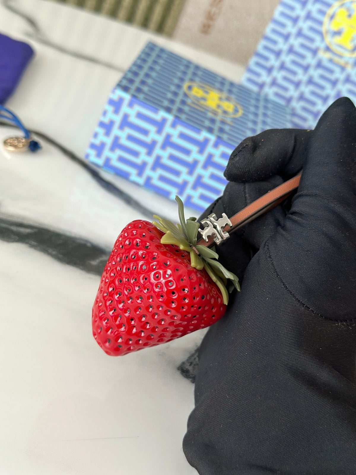 Tory Burch strawberry bag hanging in two colors. Since I found this strawberry on Xiaohongshu, I think it looks so good and cute. I love carrying a basket to match it and try it out. It can also be paired with other bags. Both red and pink colors look
