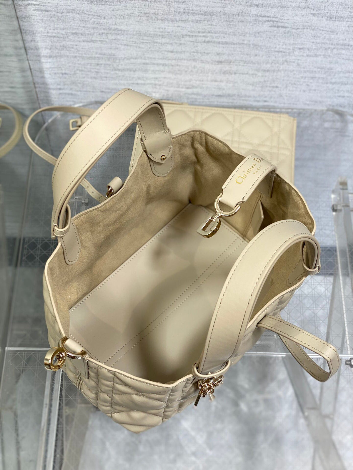 The small light apricot is in stock. Take Toujours for travel. The oversized rhombus design is paired with classic letter accessories. It is very modern and fashionable. The structure of the bag is very soft. The calfskin material is full of high-end
