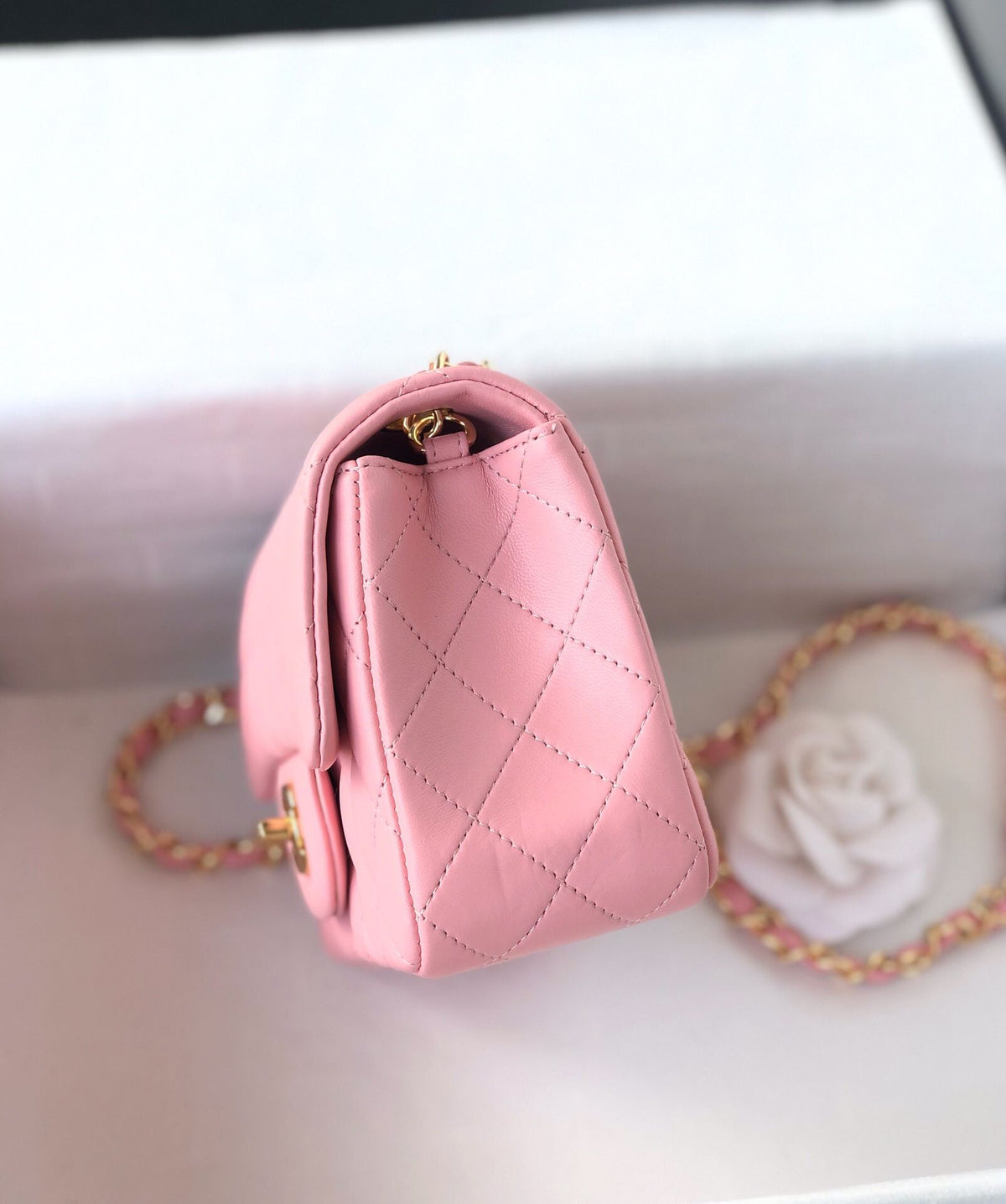 Fang Fatzi Mini 17cm CF has a very feminine elegance and inherits classics. It is listed as the historical sales champion and is an indispensable piece in every pink fan’s wardrobe. 17cm650 Sheepskin